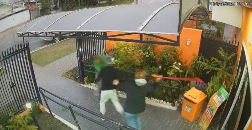Ladrão com pistola falsa apanha de vassoura e é expulso de padaria