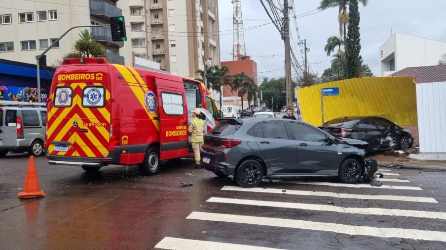 Forte acidente mobiliza Siate no Centro de Cascavel