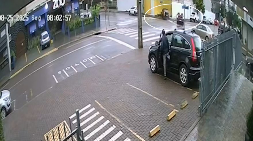 Câmera flagra Prius invadindo obra após colisão com Onix no Centro de Cascavel
