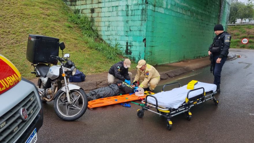 Motociclista fica ferido após acidente na trincheira do Pioneiros Catarinenses em Cascavel
