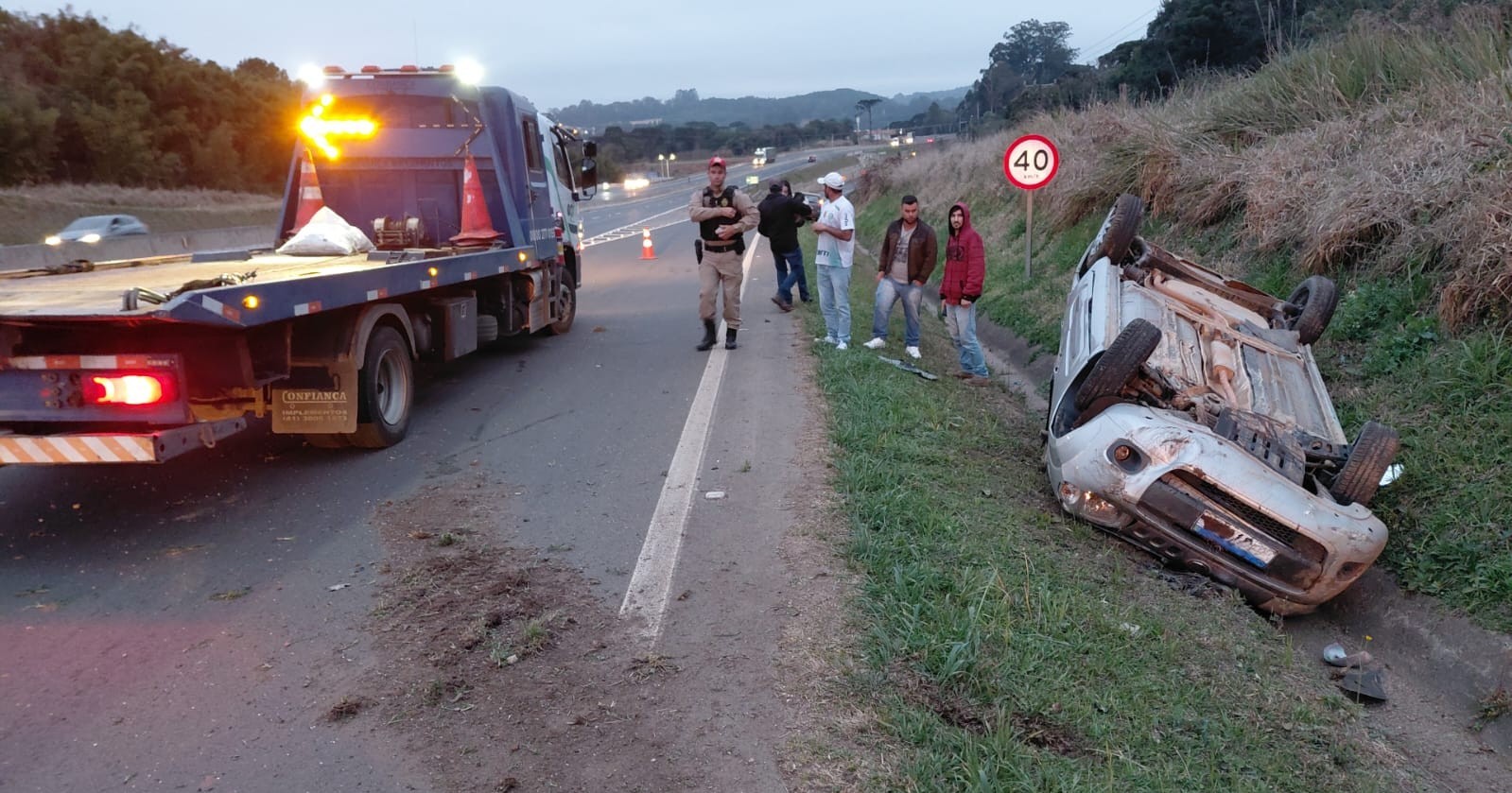 Motorista perde controle, capota e vai parar em vala na PR-151