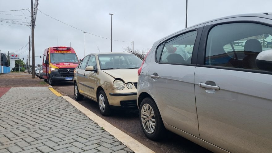 Idoso de 81 anos passa mal após colisão traseira entre Palio e Polo em Cascavel