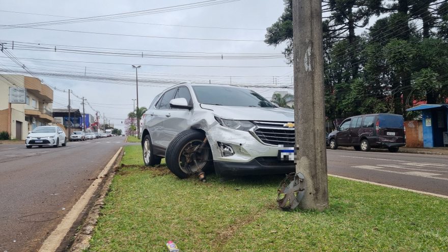 Equinox bate em poste após colisão com Saveiro em Cascavel