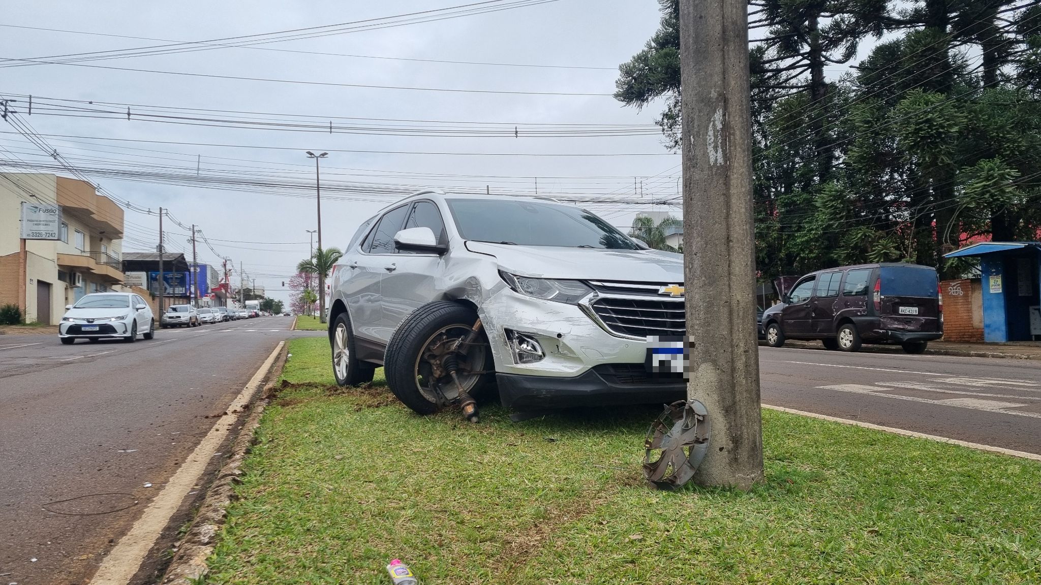 Equinox bate em poste após colisão com Saveiro em Cascavel