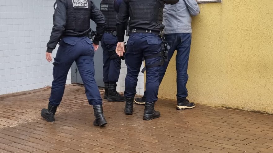 Filhas ligam pro pai pedindo socorro após homem invadir residência