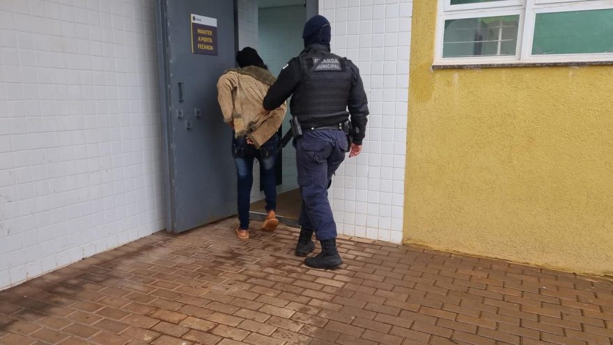 Ladra tenta furtar carro, mas acaba trancada no veículo pela própria vítima
