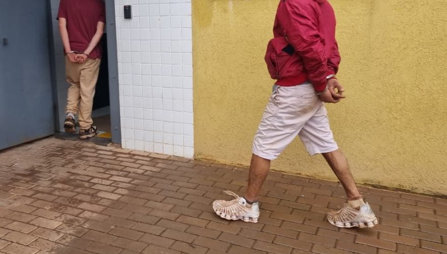 Dois homens são flagrados furtando rodas na Avenida Tancredo Neves