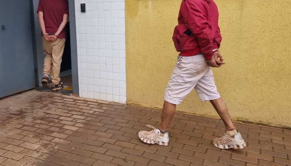 Dois homens são flagrados furtando rodas na Avenida Tancredo Neves