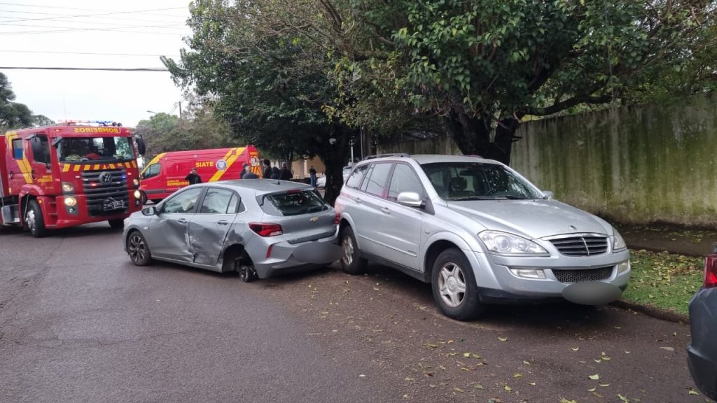 Três carros se envolvem em acidente na Rua Santa Catarina em Cascavel