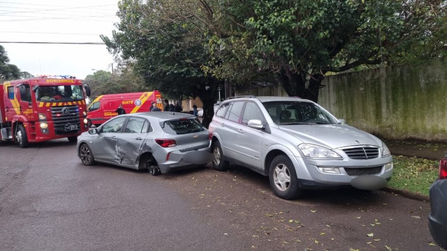Três carros se envolvem em acidente na Rua Santa Catarina em Cascavel