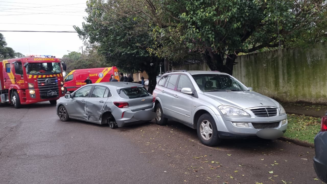 Três carros se envolvem em acidente na Rua Santa Catarina em Cascavel