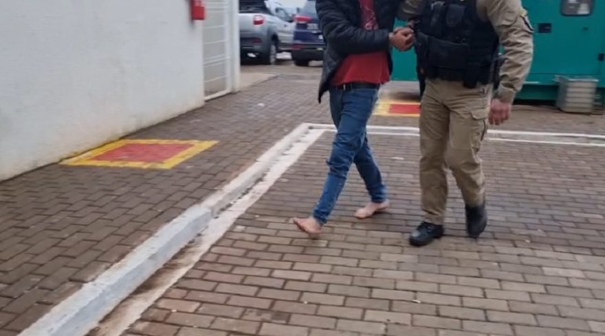Em posse de arma de fogo, indivíduo é detido por violência doméstica em Lindoeste