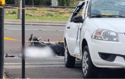 Motociclista morre ao bater contra lateral de carro que tentava entrar em supermercado Motociclista morre ao bater contra lateral de carro que tentava entrar em supermercado