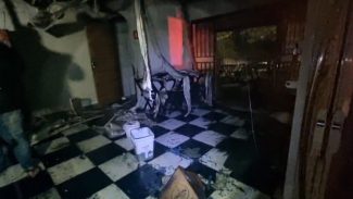 Lanchonete é consumida por incêndio no Universitário; Homem sofre queimaduras