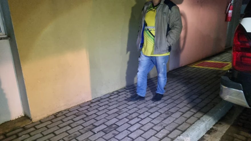 Homem volta de viagem, briga e acaba preso por ameaçar queimar casa da ex-mulher