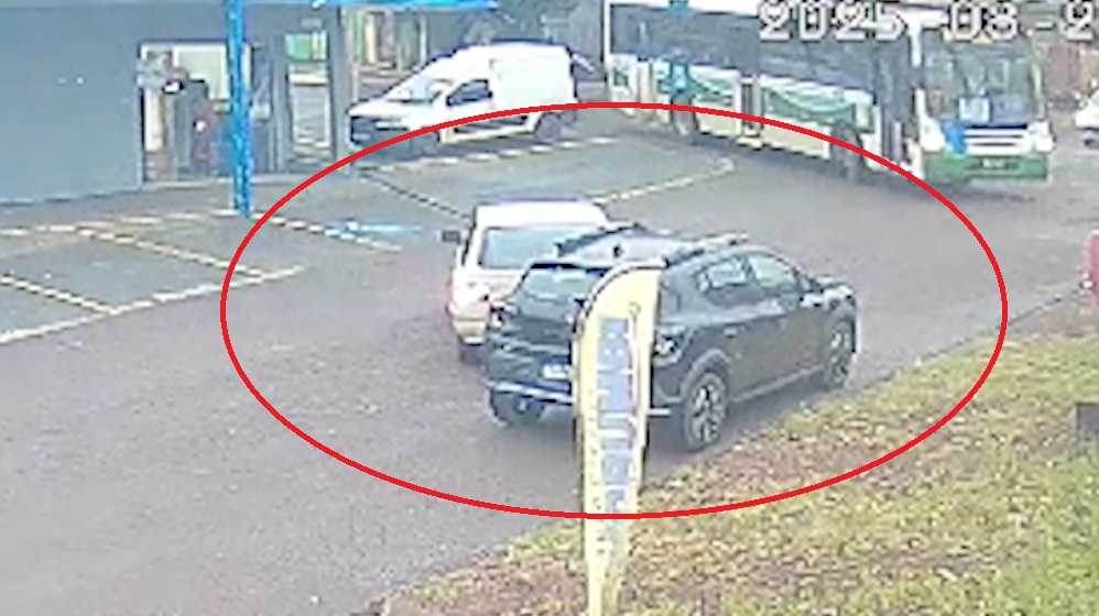 Motorista bate em carro estacionado na Avenida Corbélia, no Bairro Morumbi
