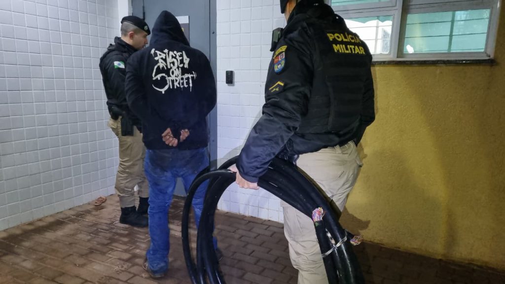 Populares flagram homem carregando cabos cortados e acionam a PM no Parque Verde