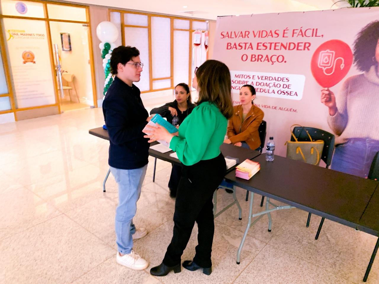 Hemocentro de Cascavel promove ação de cadastro de doadores de medula óssea no Catuaí Shopping Cascavel