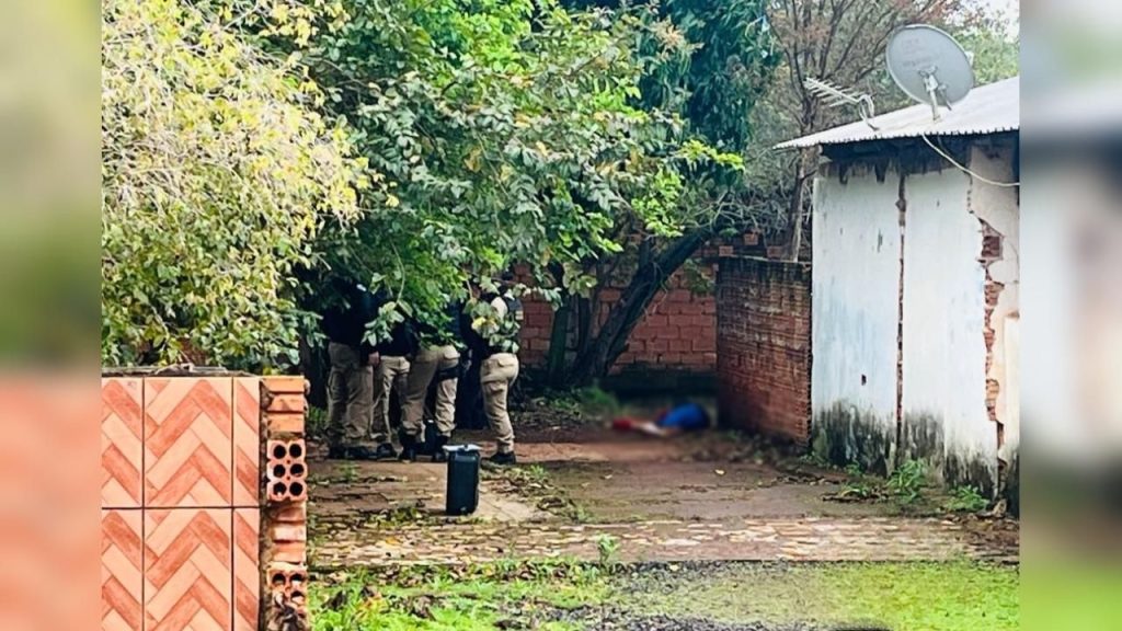 Ladrão rouba carro de professora, bate em lanchonete e é morto em troca de tiros com a PM em Foz do Iguaçu