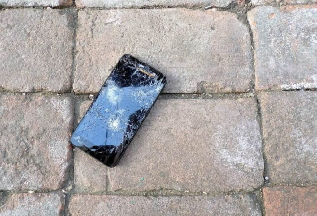 Ciumento: marido quebra celular novinho e ameaça esposa: ‘Só serve pra fofoca!