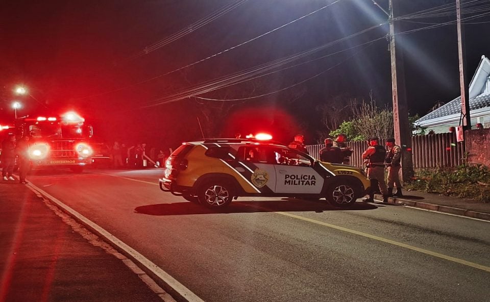 Homem invade casa, sobe no telhado e morre baleado após confronto com a PM