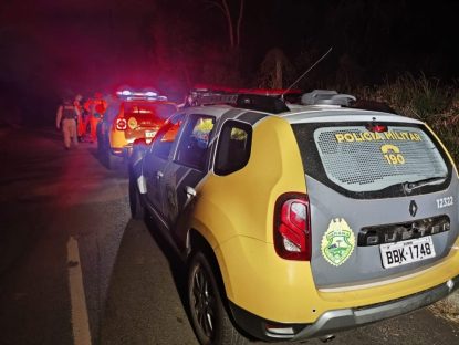 Bandidos bloqueiam rua com galhos para assaltar motorista de aplicativo e um deles morrem em confronto Bandidos bloqueiam rua com galhos para assaltar motorista de aplicativo e um deles morrem em confronto