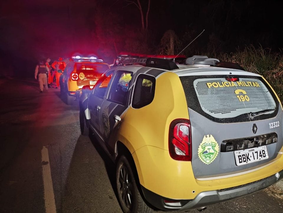 Bandidos bloqueiam rua com galhos para assaltar motorista de aplicativo e um deles morrem em confronto