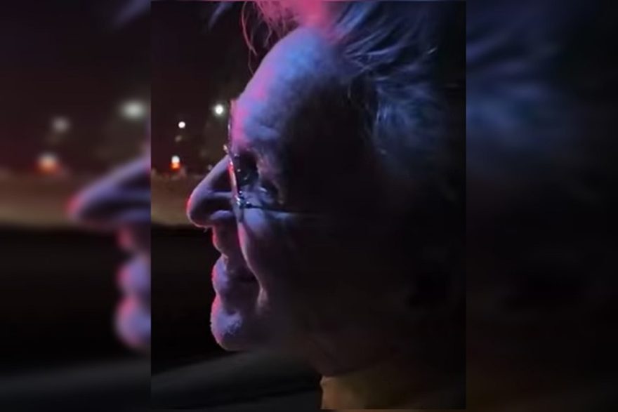 Policial Militar beija Caetano Veloso e brinca: “Que homem cheiroso”