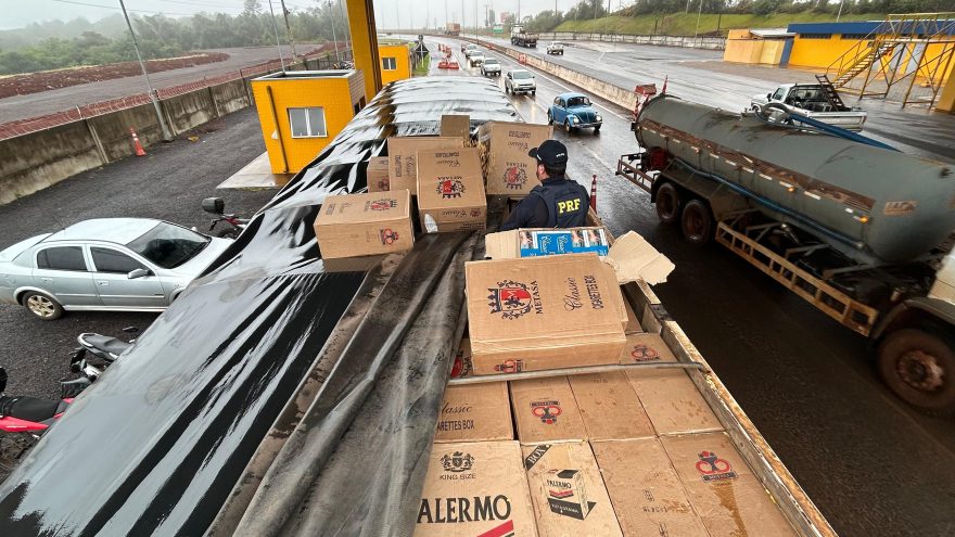 PRF de Cascavel apreende carreta com grande quantidade de cigarros contrabandeados
