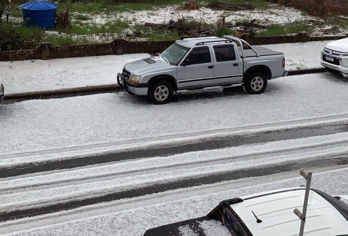 Chuva de granizo modifica cenário em cidade paranaense e gera danos em carros e casas