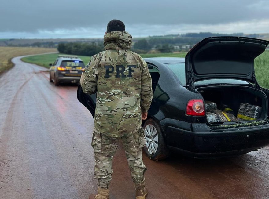 Motorista foge, abandona carro e PRF apreende 362 kg de maconha em Cascavel
