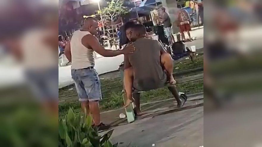 Casal travesso pega todo mundo de surpresa em parque público