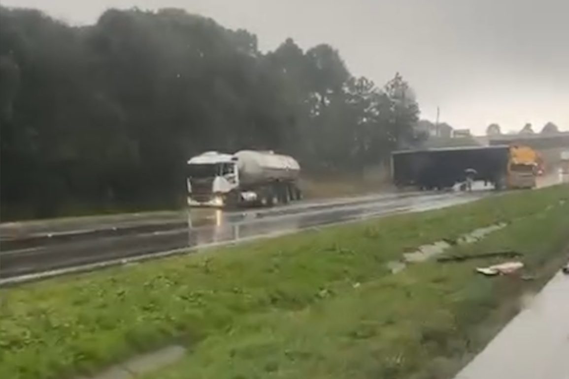 Caminhões batem e travam trânsito entre São José dos Pinhais e CIC