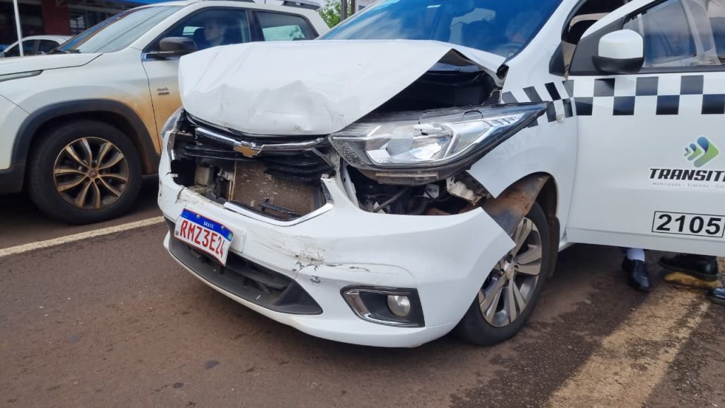 Colisão entre táxi e Volvo causa transtorno na Avenida Tancredo Neves
