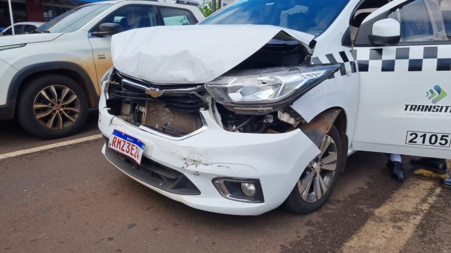Colisão entre táxi e Volvo causa transtorno na Avenida Tancredo Neves