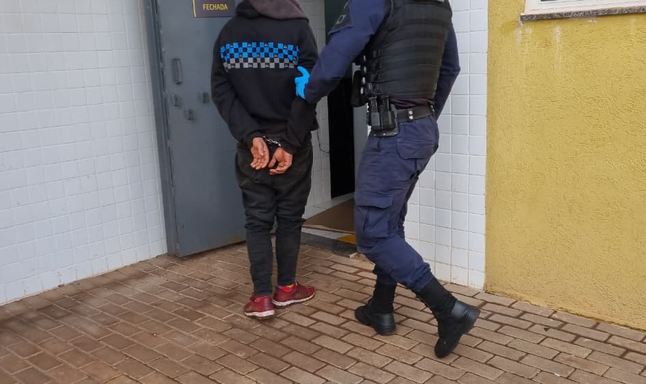 Homem é detido pela Guarda Municipal no Bairro Brasmadeira Homem é detido pela Guarda Municipal no Bairro Brasmadeira