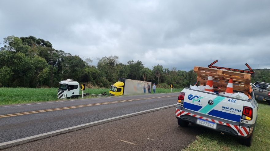 Pneu estoura e caminhão desce barranco às margens da BR-277