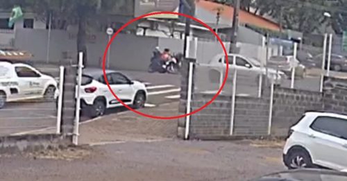 Câmera registra colisão entre motos no Centro de Cascavel Imagem referente a Câmera registra colisão entre motos no Centro de Cascavel