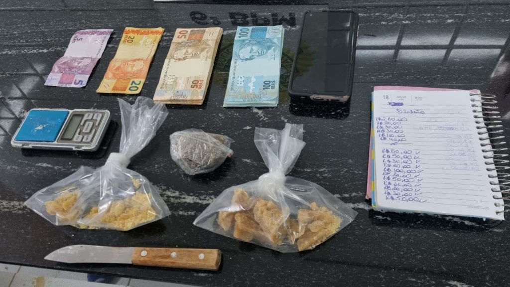 Mulher, de 34 anos, é detida com crack, maconha e mais de R$ 2.500