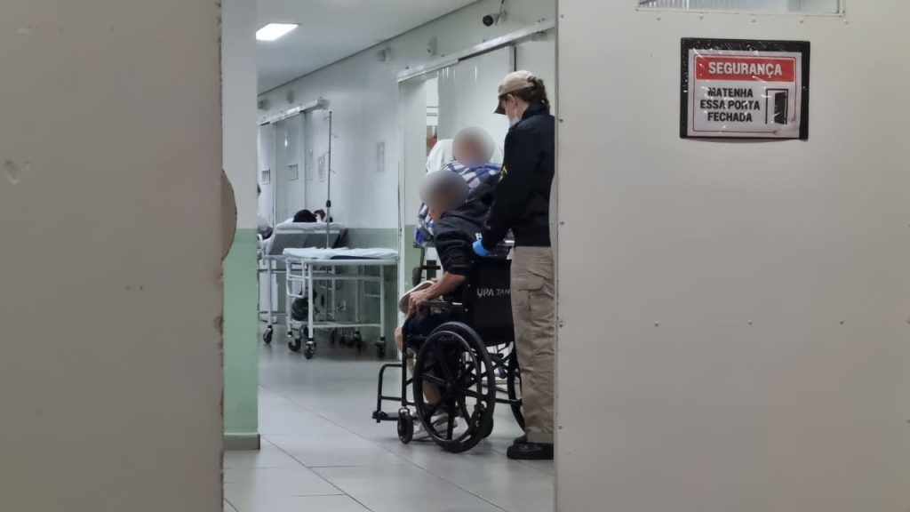 Duas pessoas ficam feridas ao caírem de moto no Bairro XIV de Novembro em Cascavel