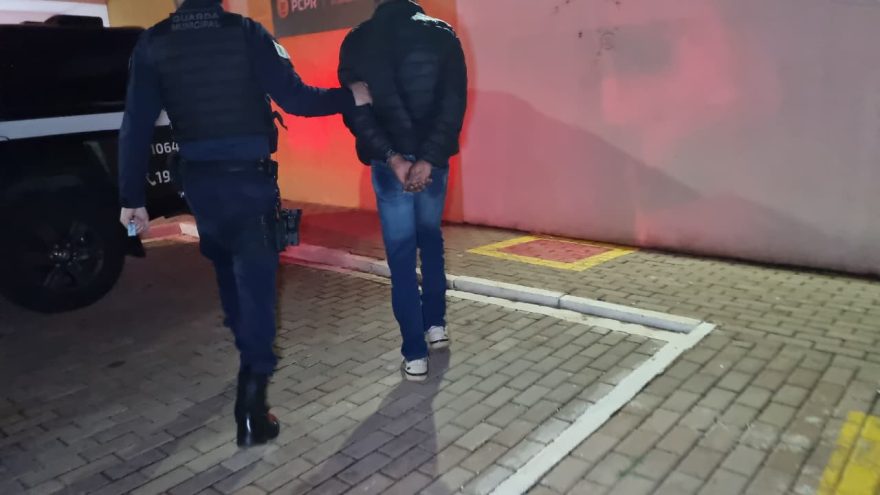 Jovem com mandado de prisão em aberto por furto é detido pela GM em Cascavel