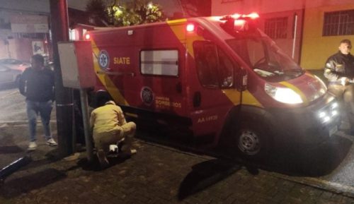 Ciclista de 19 anos pedala na contramão, é atropelado e escapa por pouco da morte Ciclista de 19 anos pedala na contramão, é atropelado e escapa por pouco da morte