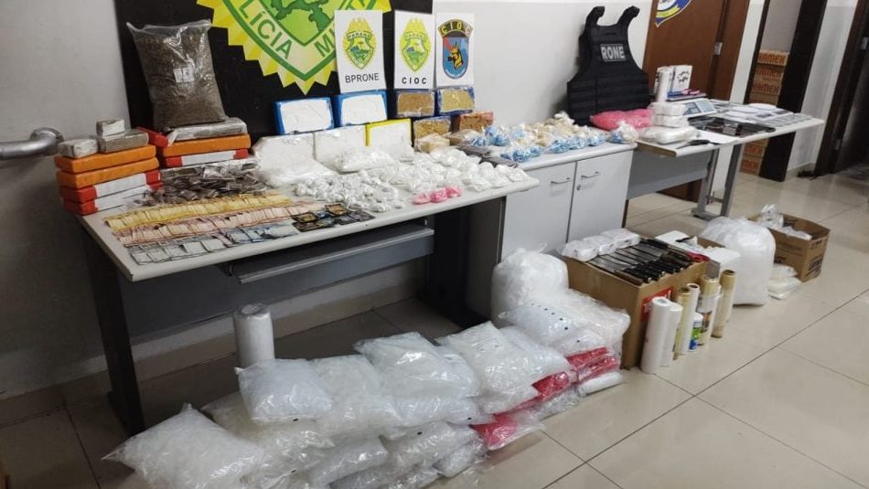 Polícia estoura “casa-bomba”, detém seis e apreende mais de meio milhão em drogas