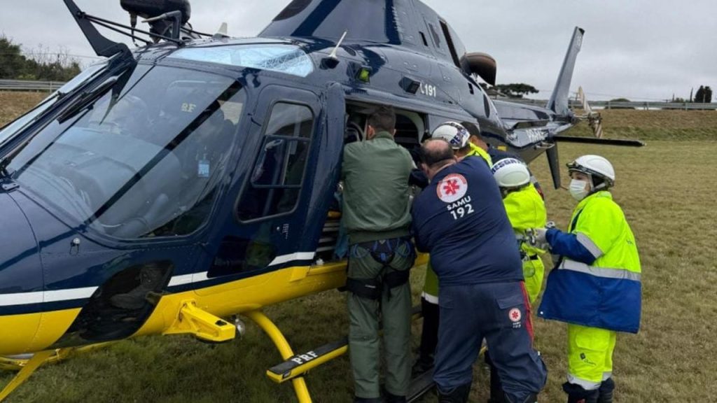 Criança cai de caminhão em movimento, sofre traumatismo craniano e é resgatada de helicóptero na BR-277