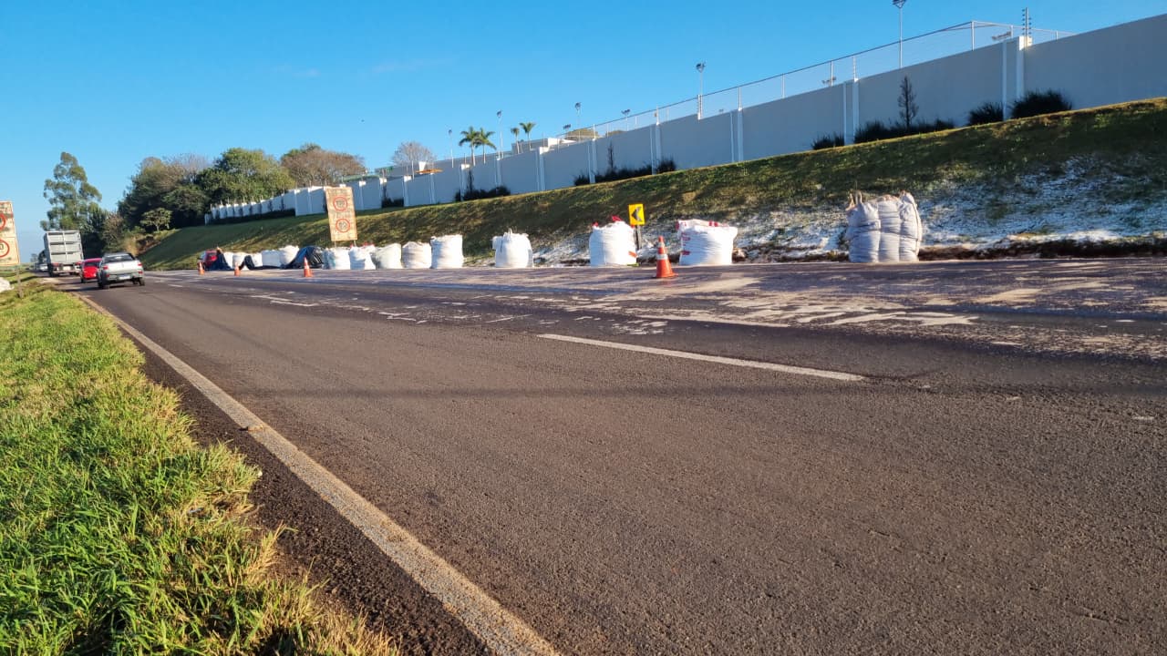 Carga de ureia espalhada na BR-467 está sendo recolhida Carga de ureia espalhada na BR-467 está sendo recolhida