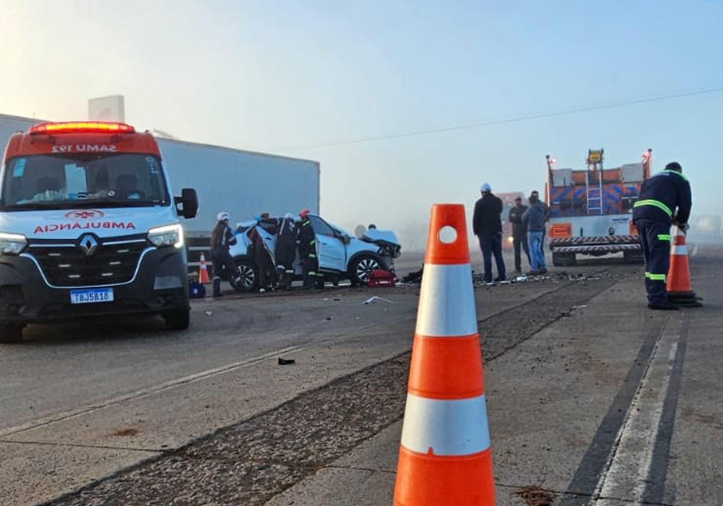 Neblina provoca colisão entre carro e carreta na BR-163 e cinco pessoas ficam feridas Neblina provoca colisão entre carro e carreta na BR-163 e cinco pessoas ficam feridas