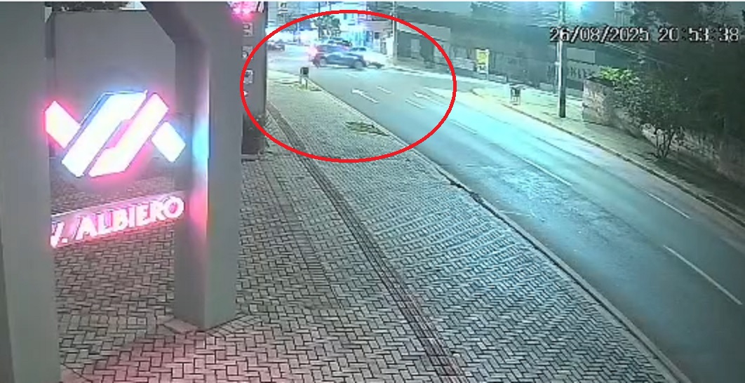 Câmera flagra acidente que deixou idosa ferida na Avenida Carlos Gomes Câmera flagra acidente que deixou idosa ferida na Avenida Carlos Gomes