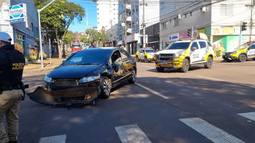 Viatura da PM se envolve em colisão na Rua Erechim, no Centro de Cascavel