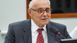 Suplicy passa mal e é internado em Niterói