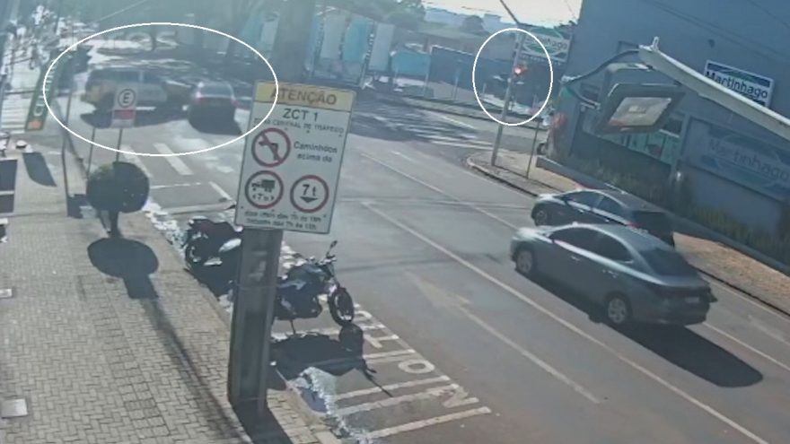 Por outro ângulo: Civic fura preferencial e atinge viatura da PM no Centro de Cascavel
